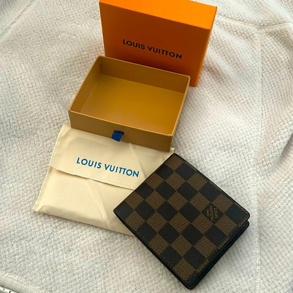 Men’s brown wallet. NWT.